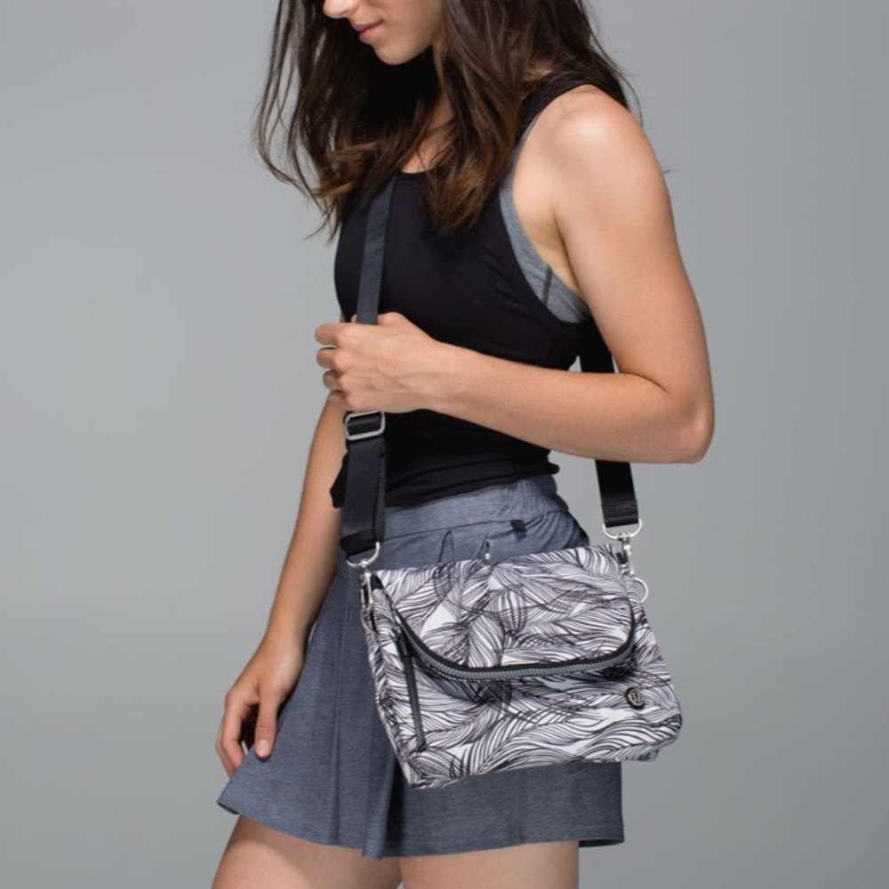 LULULEMON Party Om Bag Sketchy Palms White Black